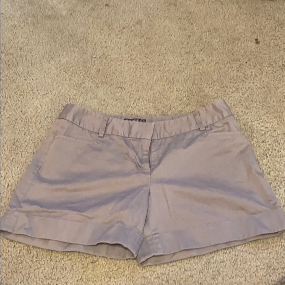 grey shorts